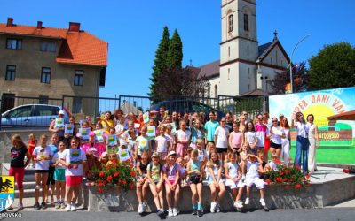 SUPER DANI VANI U VRTU GRADSKE KNJIŽNICE – Zeleni mikrofon & Kamačnik Dance oduševili posjetitelje