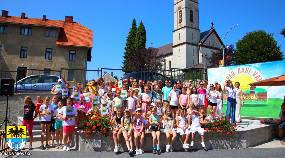 SUPER DANI VANI U VRTU GRADSKE KNJIŽNICE – Zeleni mikrofon & Kamačnik Dance oduševili posjetitelje