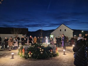 U vrtu Gradske knjižnice Ivana Gorana Kovačića upaljena prva adventska svijeća