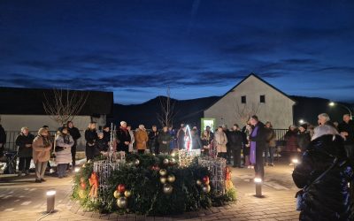 U vrtu Gradske knjižnice Ivana Gorana Kovačića upaljena prva adventska svijeća