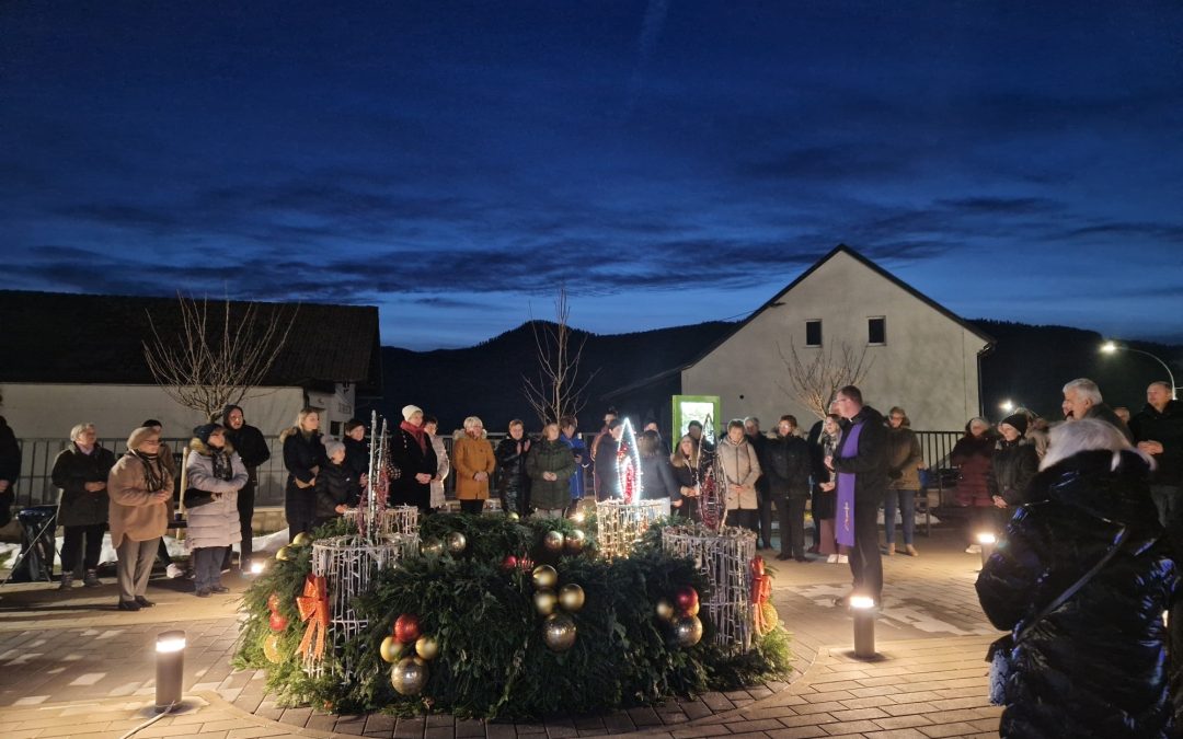 U vrtu Gradske knjižnice Ivana Gorana Kovačića upaljena prva adventska svijeća