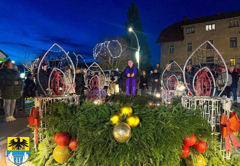 U vrtu Gradske knjižnice Ivana Gorana Kovačića Vrbovsko upaljena prva adventska svijeća