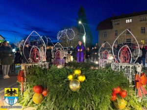 U vrtu Gradske knjižnice Ivana Gorana Kovačića Vrbovsko upaljena prva adventska svijeća