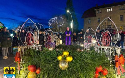 U vrtu Gradske knjižnice Ivana Gorana Kovačića Vrbovsko upaljena prva adventska svijeća